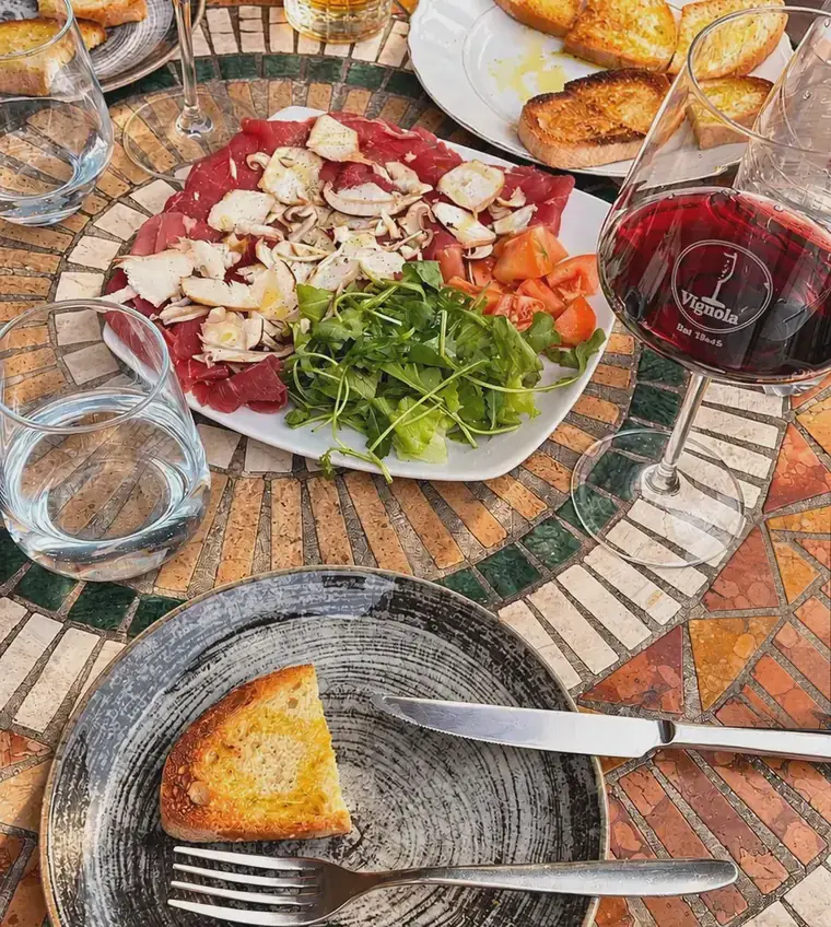 Lokal charcuteriplatte med brød og vin i Caprarola